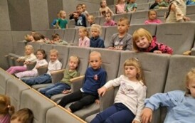 Grupa Zając&oacute;w siedzi w kinie i czeka na spektakl 
