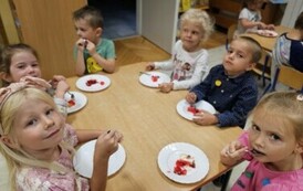 Dzieci z grupy zajączk&oacute;w jedzą słodki poczęstunek przygotowany przez mamę jednego z naszych przedszkolak&oacute;w 