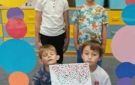 grupa chłopc&oacute;w pozuje do zdjęcia w foto budce