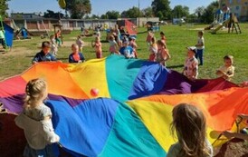 grupa zajączk&oacute;w bawi się chustą animacyjną