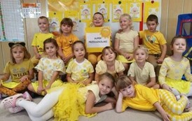 grupa słoneczek pozuje do zdjęcia