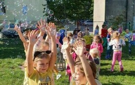 grupa słoneczek podczas zabawy w ogrodzie przedszkolnym