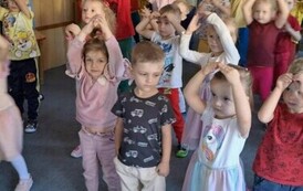 grupa motylk&oacute;w tańczy podczas wsp&oacute;lnej zabawy