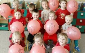 grupa biedronek pozuje do wsp&oacute;lnego zdjęcia z balonami