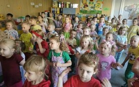 dzieciaki z całego przedszkola wsp&oacute;lnie tańczą