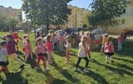 dzieci z przedszkola nr 6 w zgierzu bawią się w ogrodzie
