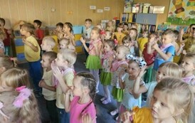 dzieci z całego przedszkola tańczą