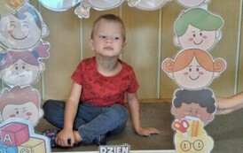chłopiec pozuje w foto budce