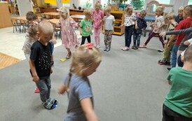Grupa zajączk&oacute;w realizuje scenariusz z programu zdrowo i sportowo - przeskakiwania z woreczka na woreczek. 
