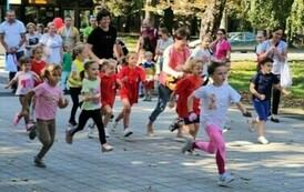 DZIEWCZYNKI BIEGNĄ.