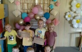 chłopcy z grupy wiewi&oacute;rek pozują do zdjęcia przy fotobudce