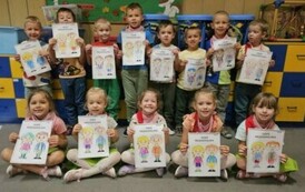 zające pozują do zdjęcia ze swoimi pracami plastycznymi