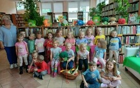 Grupa wiewi&oacute;rek pozuje do wsp&oacute;lnego zdjęcia w bibliotece
