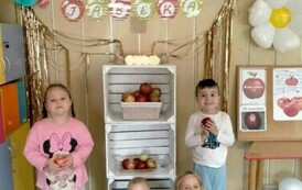 Dzieci z grupy wiewi&oacute;rek pozują do zdjęcia w fotobudce 