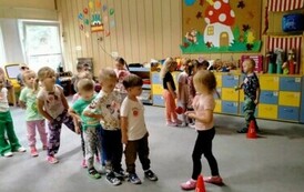 dzieci z grupy wiewi&oacute;rek podczas zabawy ruchowej