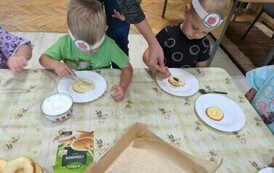 dzieci z grupy motylk&oacute;w eksperymentują ze smakiem jabłka