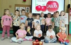 Dzieci z grupy biedronek pozują do wsp&oacute;lnego zdjęcia