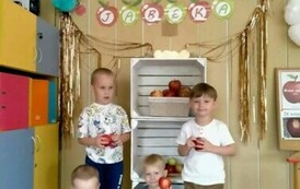 chłopcy z grupy wiewi&oacute;rek pozują do zdjęcia 