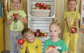 chłopcy z grupy krasnali pozują do zdjęcia