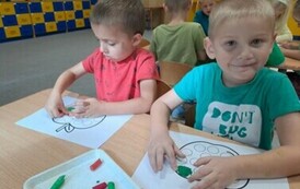 Dw&oacute;jka dzieci wykonuje prace plastyczną 
