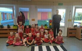 ZDJĘCIE GRUPOWE Z POLICJANTEM - GRUPA ZAJĄCZKI