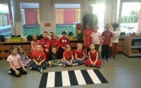ZDJĘCIE GRUPOWE Z POLICJANTEM - GRUPA SŁONECZKA
