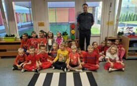 ZDJĘCIE GRUPOWE Z POLICJANTEM - GRUPA KRASNALE