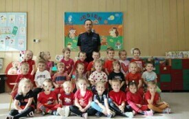 ZDJĘCIE GRUPOWE Z POLICJANTEM - GRUPY MOTYLKI I BIEDRONKI
