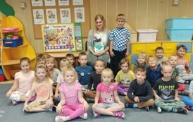 Absolwentka przedszkola Pani Magdalena razem z grupą Krasnali wsp&oacute;lnie pozują do zdjęcia