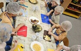 Dzieci z grupy zajączk&oacute;w przygotowują zdrowe desery
