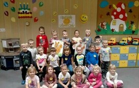 Dzieci z grupy wiewi&oacute;rek pozują do wsp&oacute;lnego zdjęcia