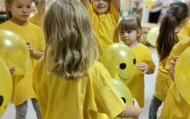 Dzieci podrzucają balony