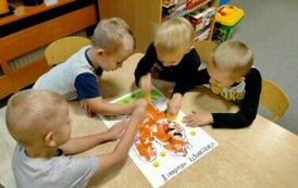 Chłopcy z grupy wiewi&oacute;rek wykonują prace plastyczną