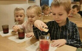 Dzieci jedzą poczęstunek