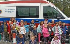 ZDJĘCIE GRUPOWE KRASNOLUDK&Oacute;W NA TLE KARETKI POGOTOWIA