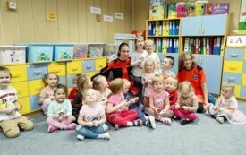 ZDJĘCIE GRUPOWE BIEDRONEK Z RATOWNIKIEM MEDYCZNYM