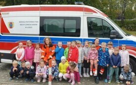 SŁONECZKA POZUJA DO ZDJĘCIA GRUPOWEGO Z RATOWNIKAMI MEDYCZNYMI