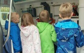 SŁONECZKA POZNAJĄ WYPOSAŻENIE KARETKI POGOTOWIA