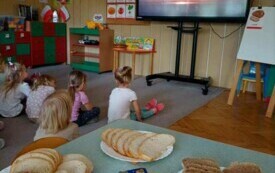 PRZEDSZKOLAKI POZNAJĄ ETAPY POWSTAWANIA CHLEBA NA PODSTAWIE FILMU EDUKACYJNEGO