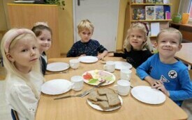 ZAJĄCZKI PRZYGOTOWUJĄ KANANPKI Z CHLEBA PEŁNOZIARNISTEGO