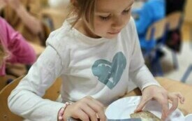 DZIEWCZYNKA PRZYGOTOWUJE TOST