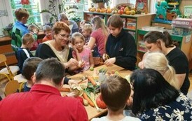 Opiekunowie z dziećmi wsp&oacute;lnie tworzą warzywne cudaki