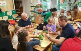 Dzieci z rodzicami tworzą warzywne cudaki