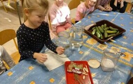 Dzieci z grupy Wiewi&oacute;rek uczą się kiszenia og&oacute;rk&oacute;w