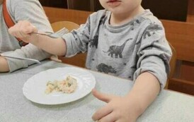 Chłopiec z grupy biedronek je sałatkę