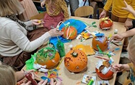 Dzieci z rodzicami tworzą dyniowe stworki