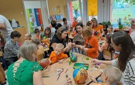 Dzieci z rodzicami tworzą dyniowe stworki