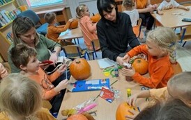 Dzieci z rodzicami tworzą dyniowe stworki 