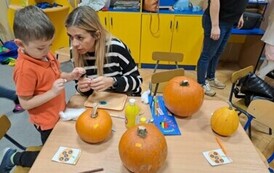 Mama z synem ozdabiają dynię 