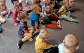 MOTYLKI Z ZAINTERESOWANIEM SŁUCHAJĄ OPOWIADANIA CZYTANEGO PRZEZ PANIĄ SYLWIĘ.